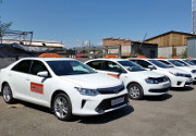 Все автомобили, на фотографиях, действительно представляют собой автомобильный парк такси Торнадо.